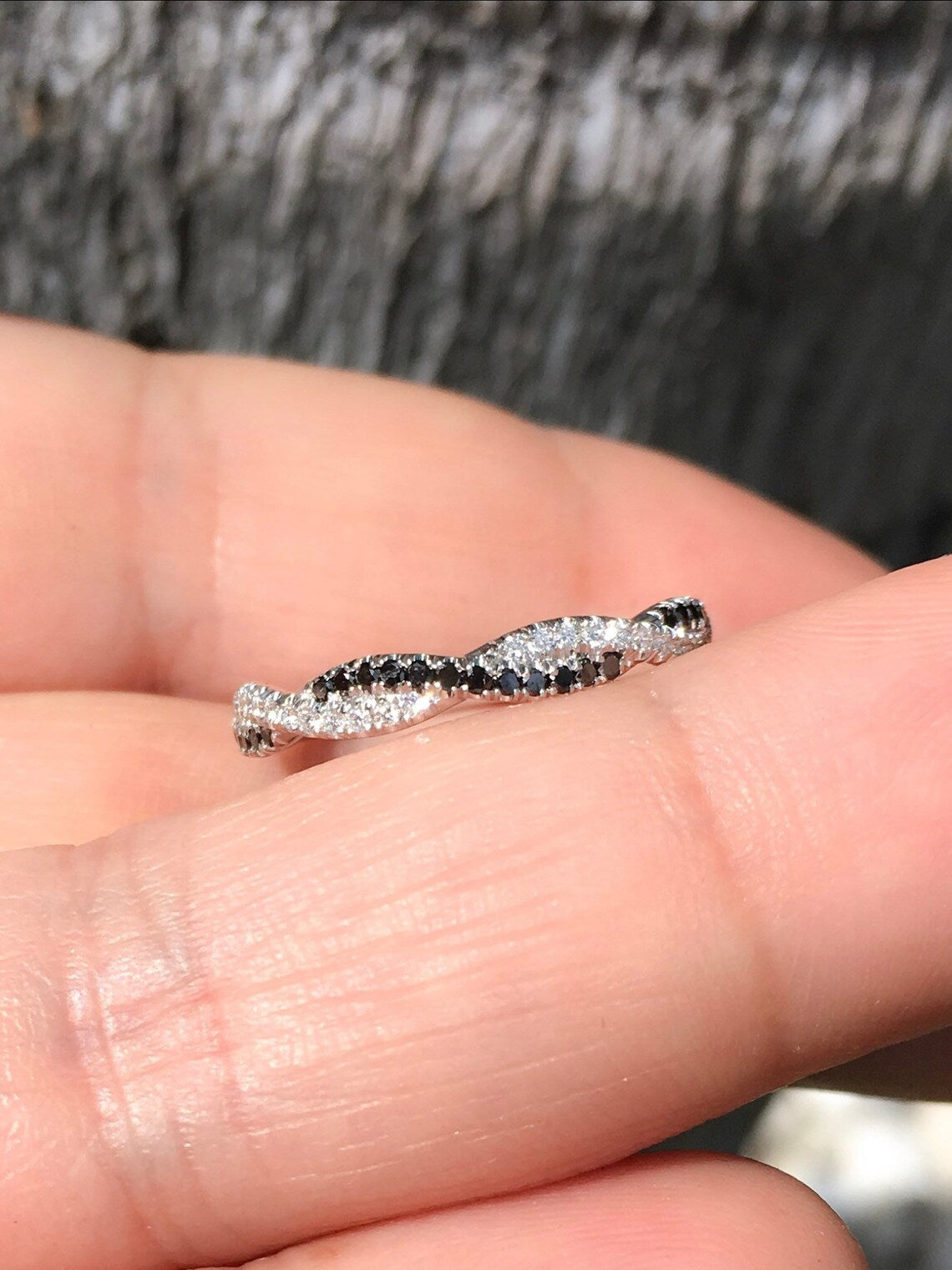 Black and White Diamond Twist Ring Pave 2.8 MM/ Women's Diamond Wedding Twistband/ Black & White Intertwined Stacking Ring/ 14K 18K Platinum