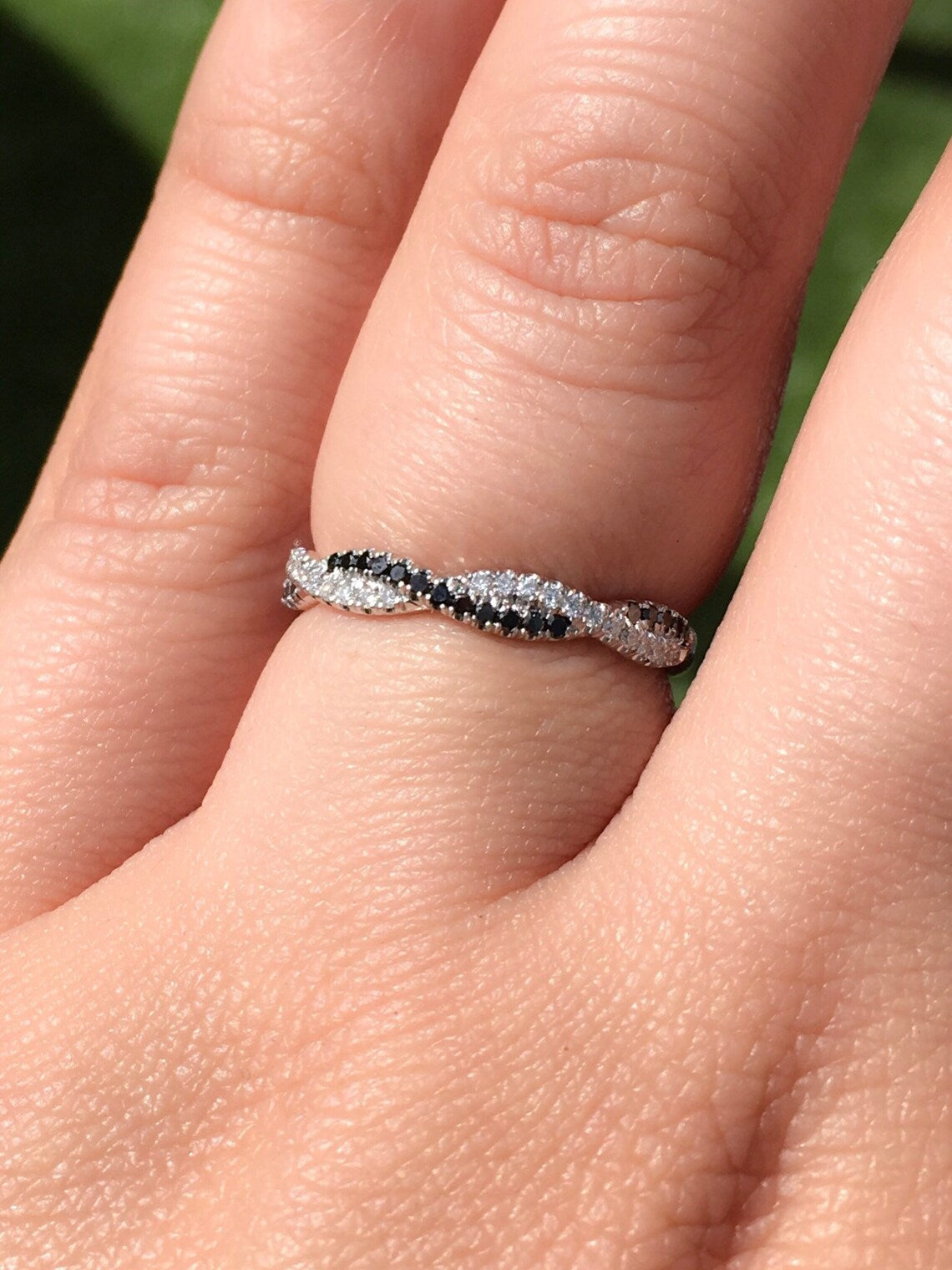 Black and White Diamond Twist Ring Pave 2.8 MM/ Women's Diamond Wedding Twistband/ Black & White Intertwined Stacking Ring/ 14K 18K Platinum