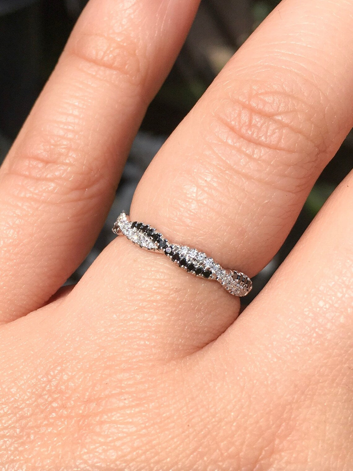 Black and White Diamond Twist Ring Pave 2.8 MM/ Women's Diamond Wedding Twistband/ Black & White Intertwined Stacking Ring/ 14K 18K Platinum